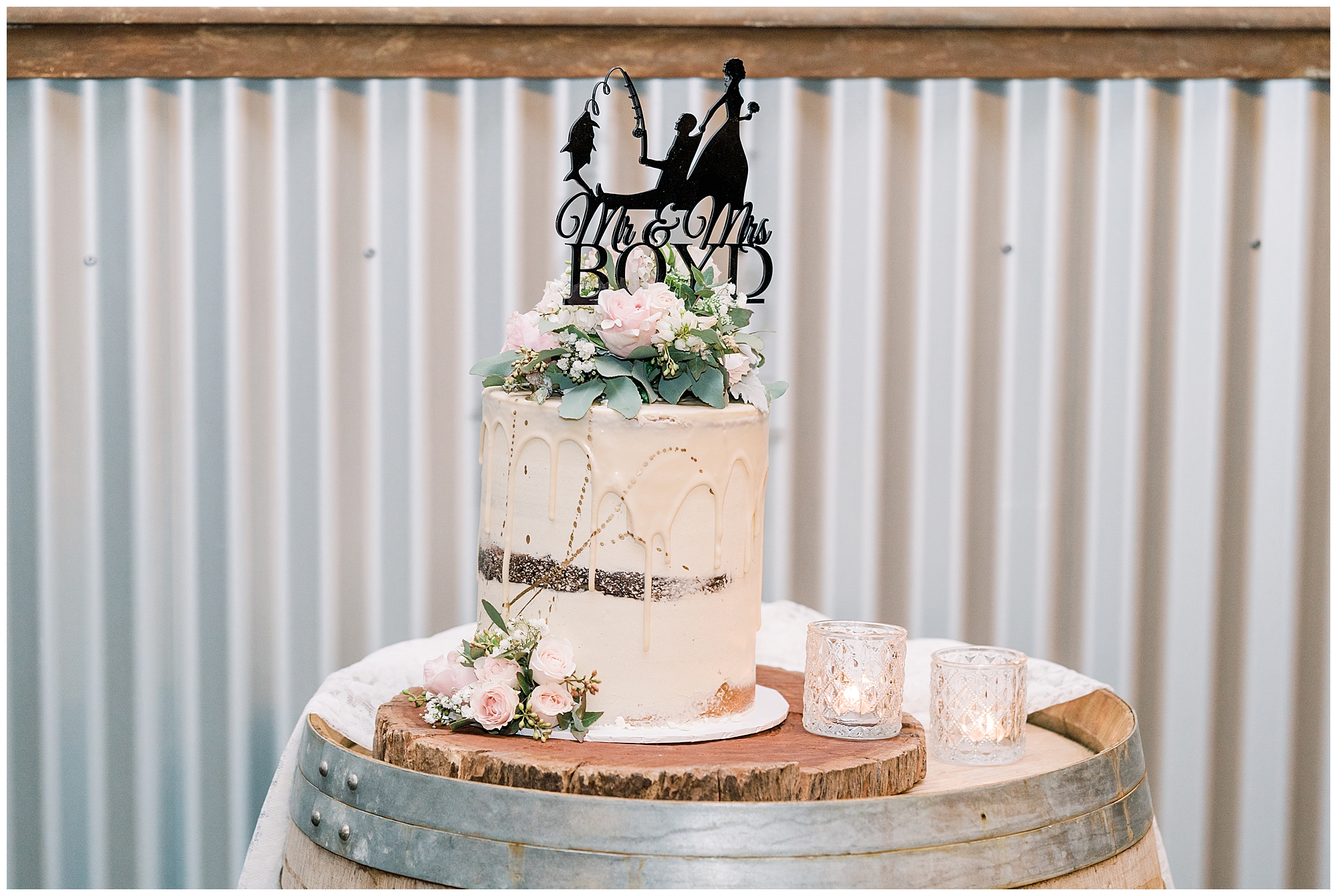 Rustic wedding cake inspiration | wedding photographer