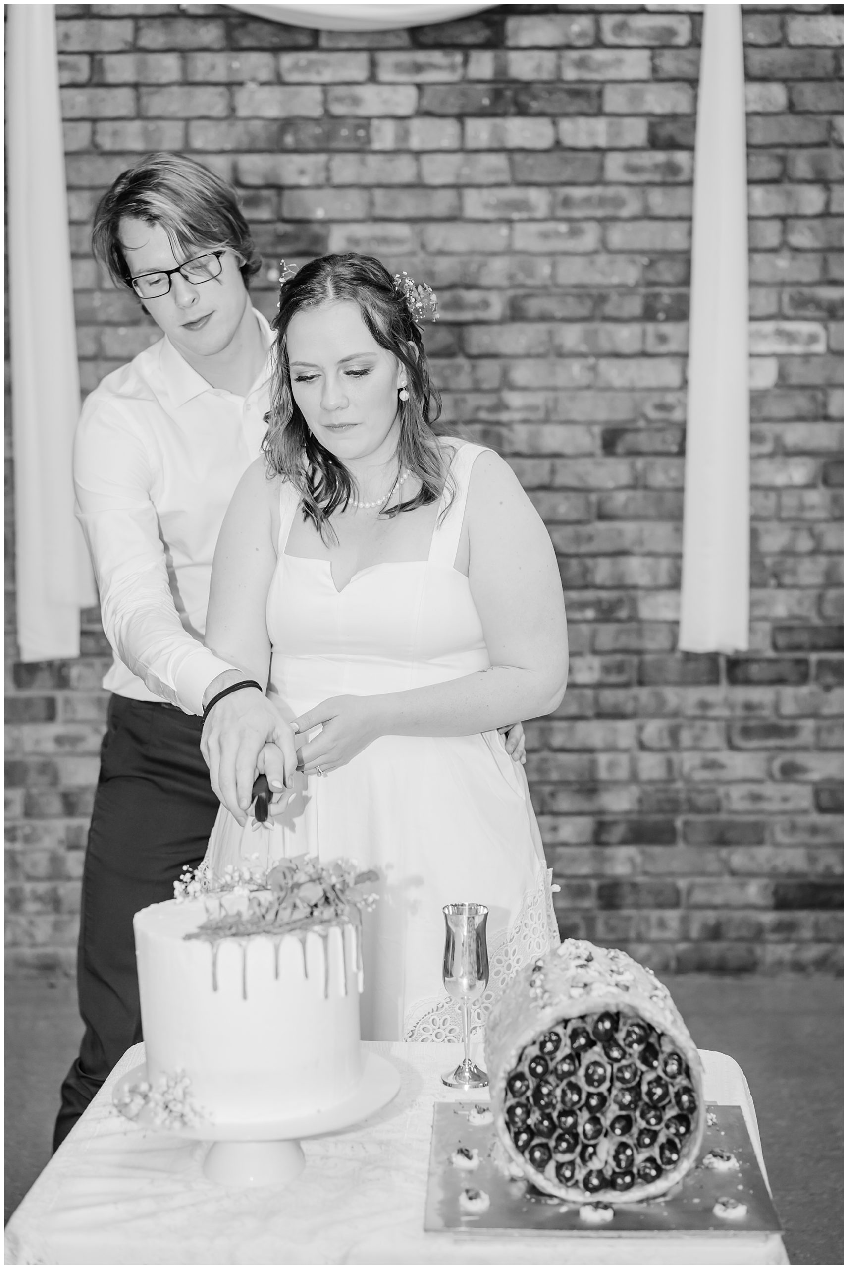 Canberra wedding cake cutting 