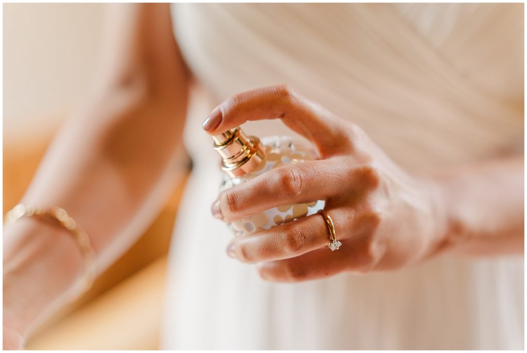Bride putting on her perfume | Wedding photography