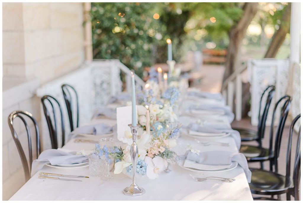 Table decorations in dusty blue